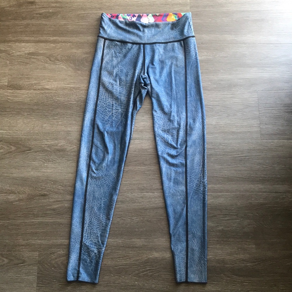 Reversible yoga pants